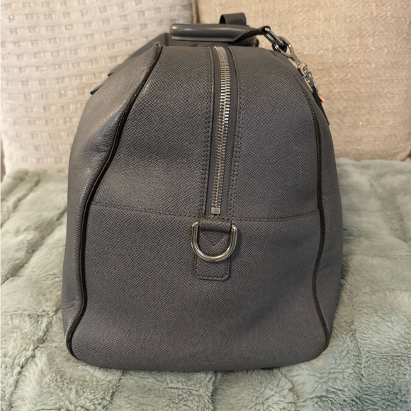 LOUIS VUITTON Neo Kendall Taiga Leather Travel Bag with LV keychain - Picture 4 of 15